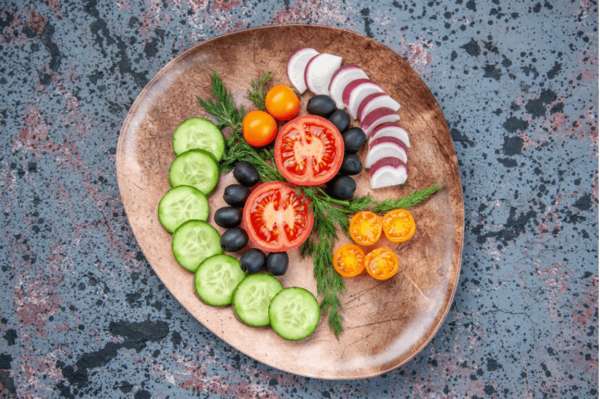 Lichte maaltijd met verse groenten op een neutrale witte ondergrond